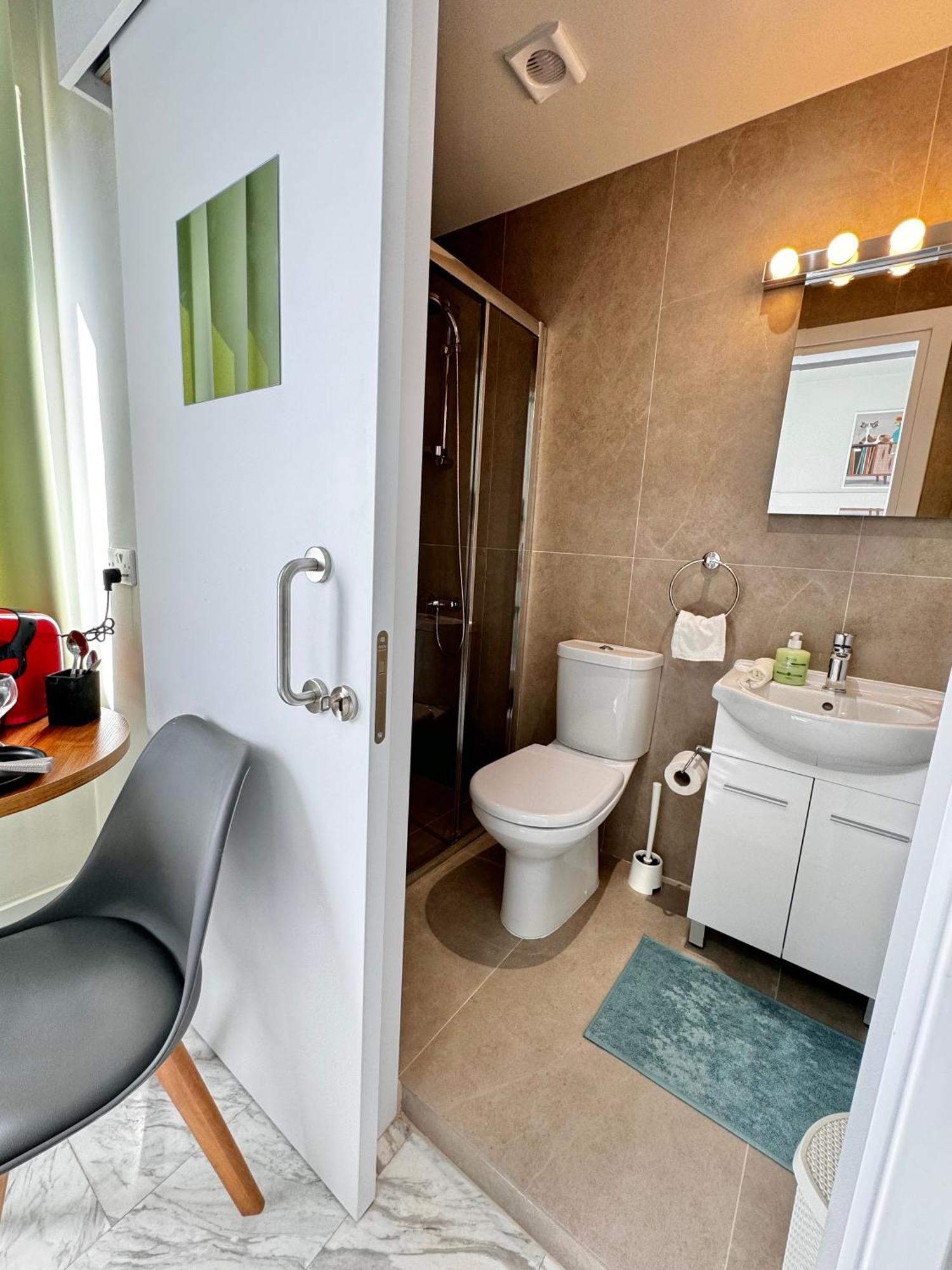 Smart Comfort Roomn3 With Private Bathroom In Location 250m Limassol